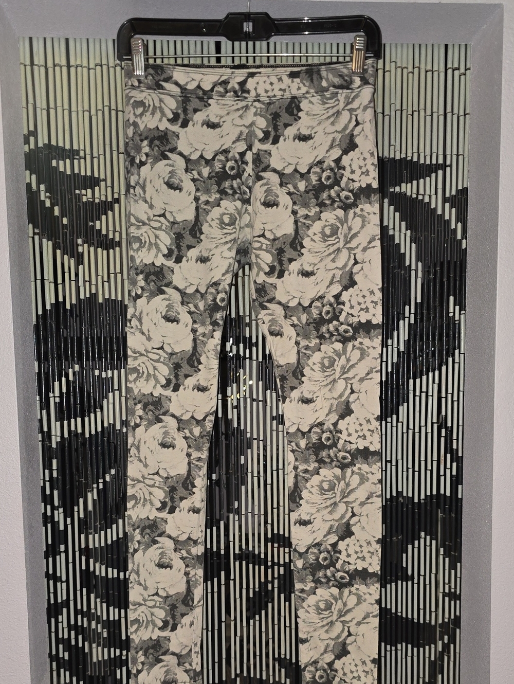 Abercrombie & Fitch Black and White Floral Stretch Leggings Size S